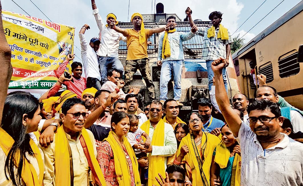 Bokaro News : चंद्रपुरा में रोकी गयीं कई ट्रेनें, यात्री हुए परेशान