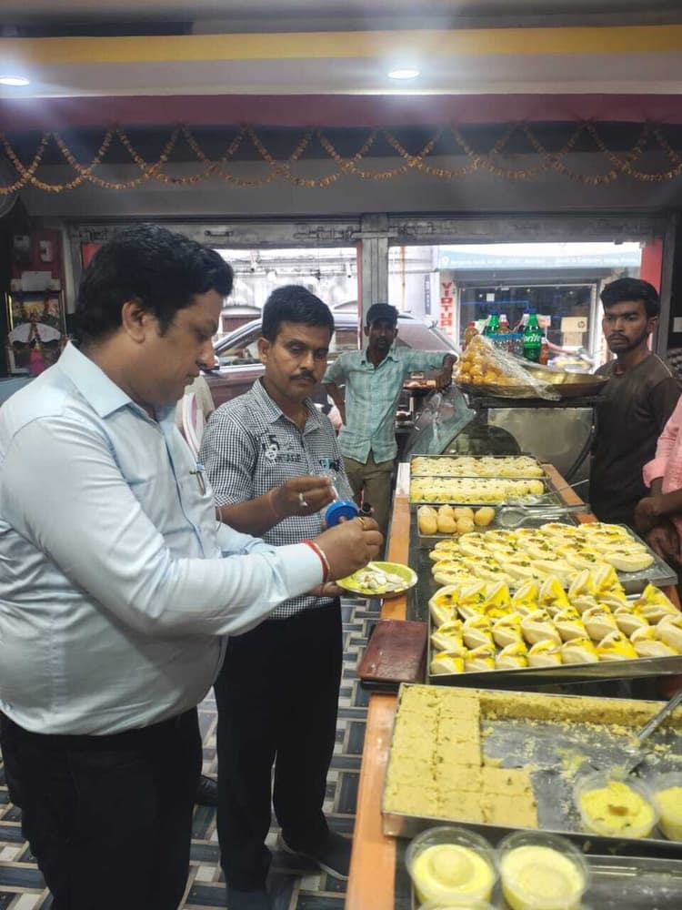 Giridih news: खाद्य सुरक्षा अधिकारी ने मिठाई व किराना दुकानों का निरीक्षण