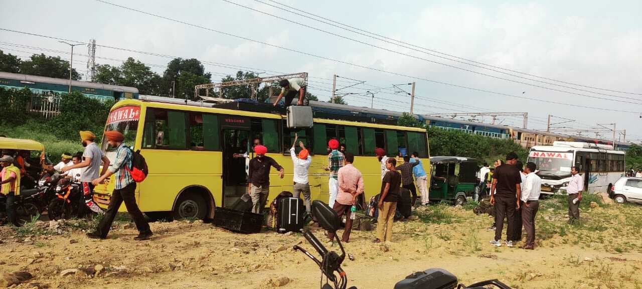 Dhanbad News : рдХреБрдбрд╝рдореА рд╕рдорд╛рдЬ рдХреЗ рдЖрдВрджреЛрд▓рди рдХрд╛ рдЕрд╕рд░ : 26 рд╕реЗ рдЕрдзрд┐рдХ рдЯреНрд░реЗрдиреЗрдВ рд░рджреНрдж, 24 рд╕реЗ рдЕрдзрд┐рдХ рдХреЗ рдорд╛рд░реНрдЧ рдмрджрд▓реЗ