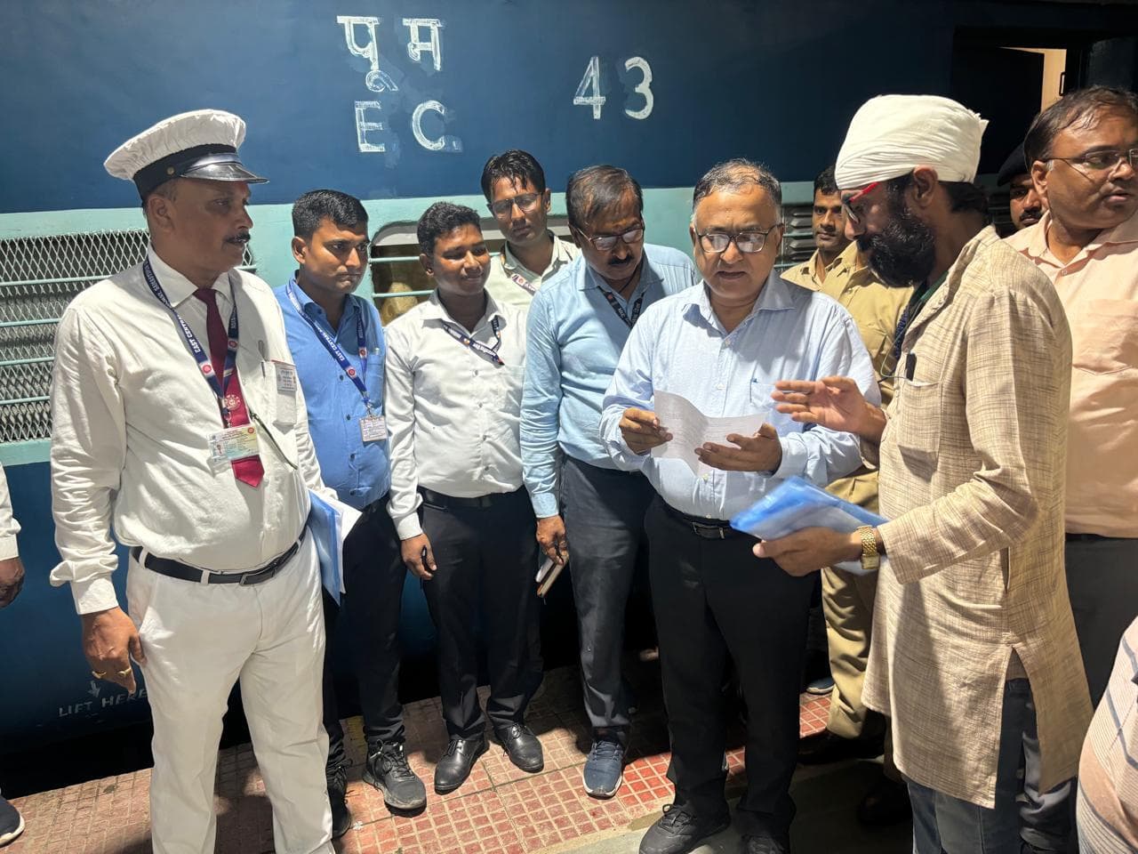 Motihari: रेल यात्रियों को बेहतर सुविधा देने के लिए प्रतिबद्ध है रेलवे : डीआरएम