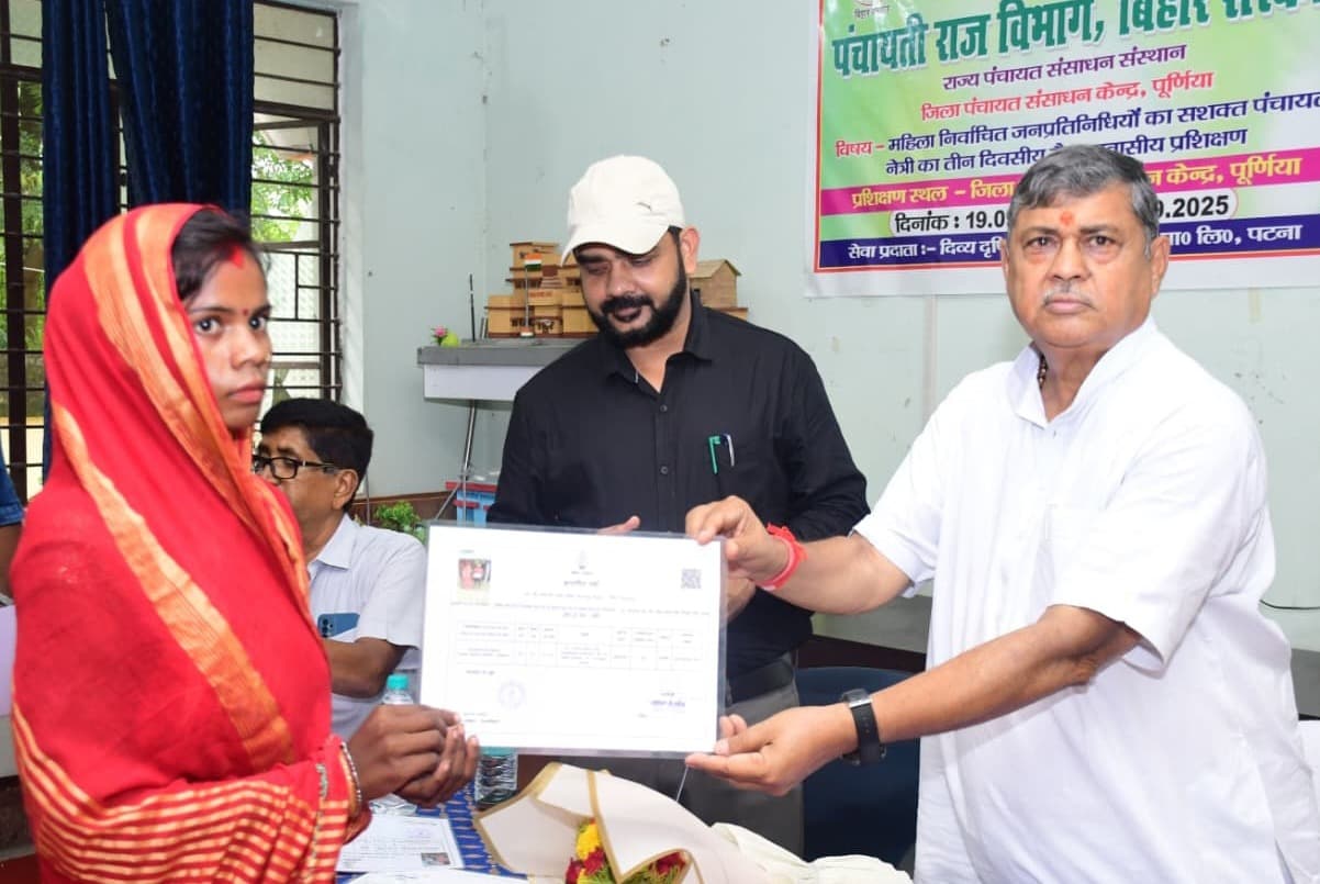 विधायक ने 59 भूमिहीन परिवार को बासगीत पर्चा का किया वितरण