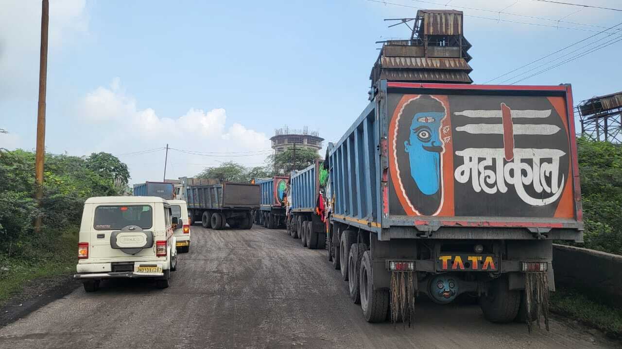 कभी भी बड़ी दुर्घटना का कारण बन सकता है बैरियर पर लगने वाला जाम