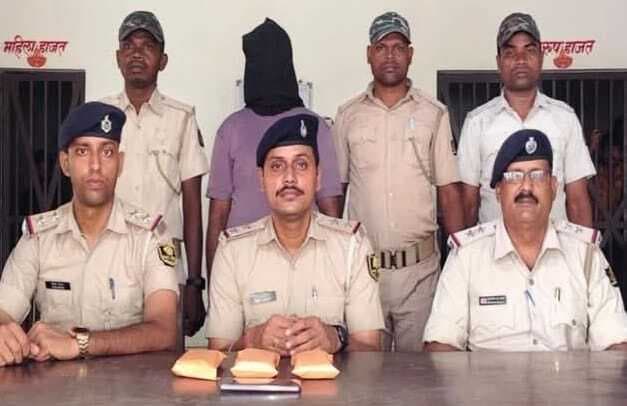 तीन लाख बरामद, आरोपित गिरफ्तार, ओडिशा पुलिस को सौंपा