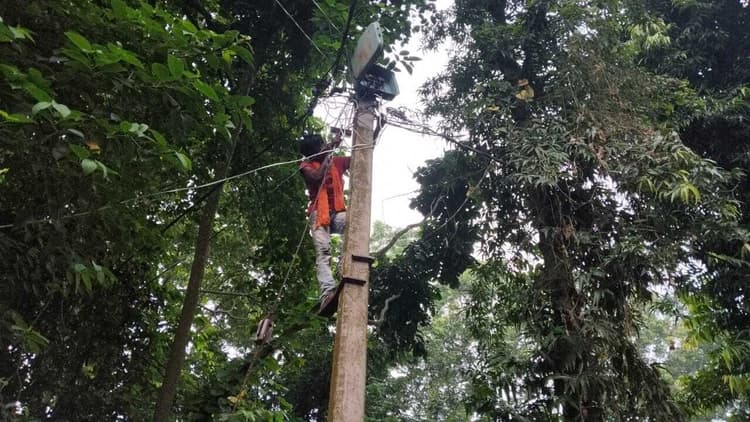 बगैर प्रशिक्षण दिये पोल पर चढ़ाकर लिया जा रहा काम