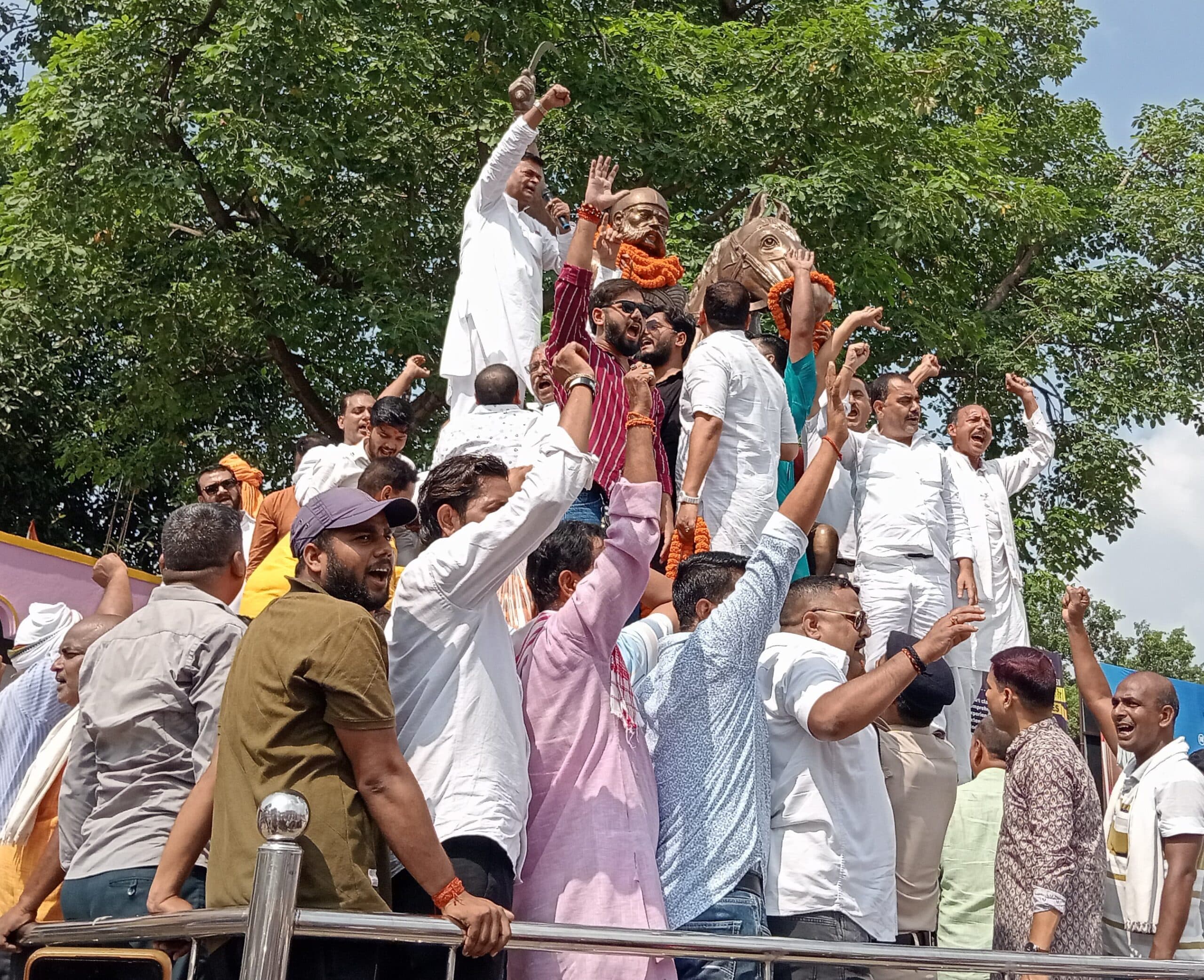 आरा जंक्शन परिसर में कुंवर सिंह की प्रतिमा का हुआ अनावरण