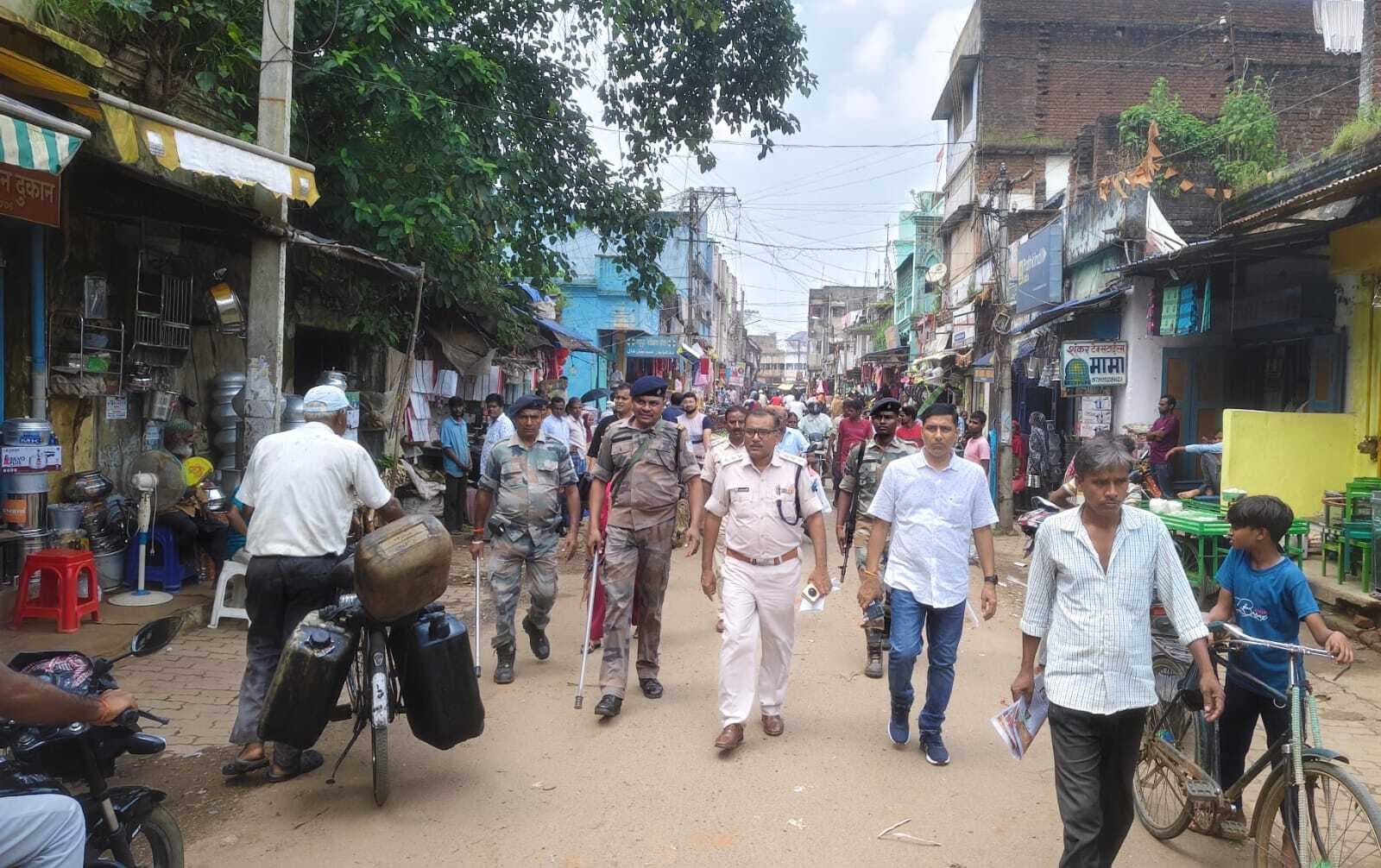 एसडीओ ने दुर्गा पूजा पंडाल का किया निरीक्षण, समिति को दिये स्वच्छता व सुरक्षा का निर्देश