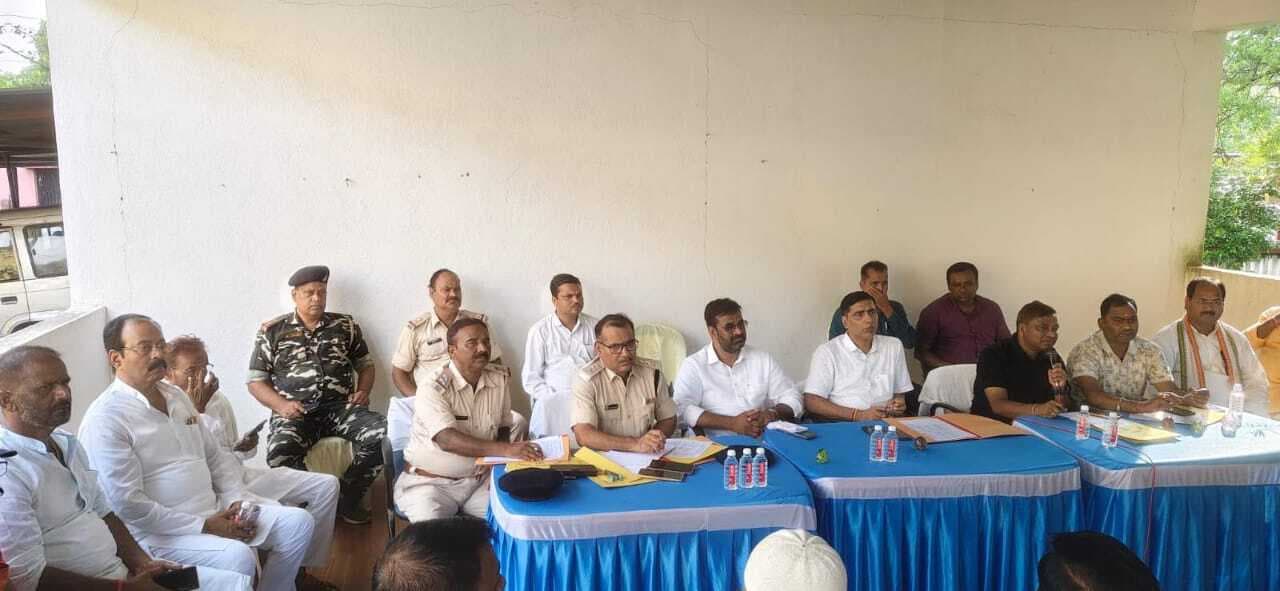 दुर्गा पूजा में श्रद्धालुओं की सुविधा का रखें ध्यान : एसडीओ