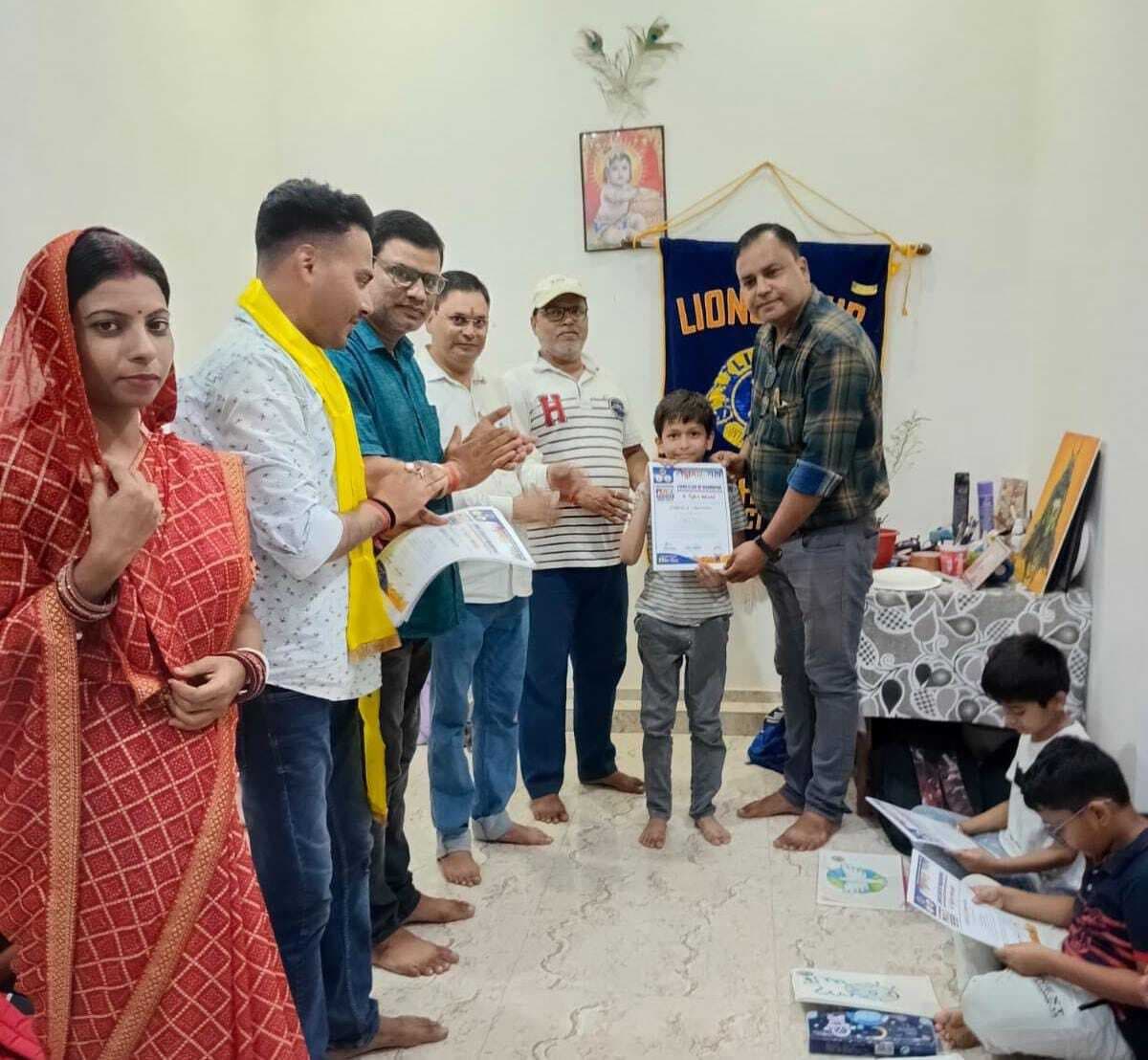 बच्चों ने रंगों व ब्रश से विश्व शांति का दिया संदेश