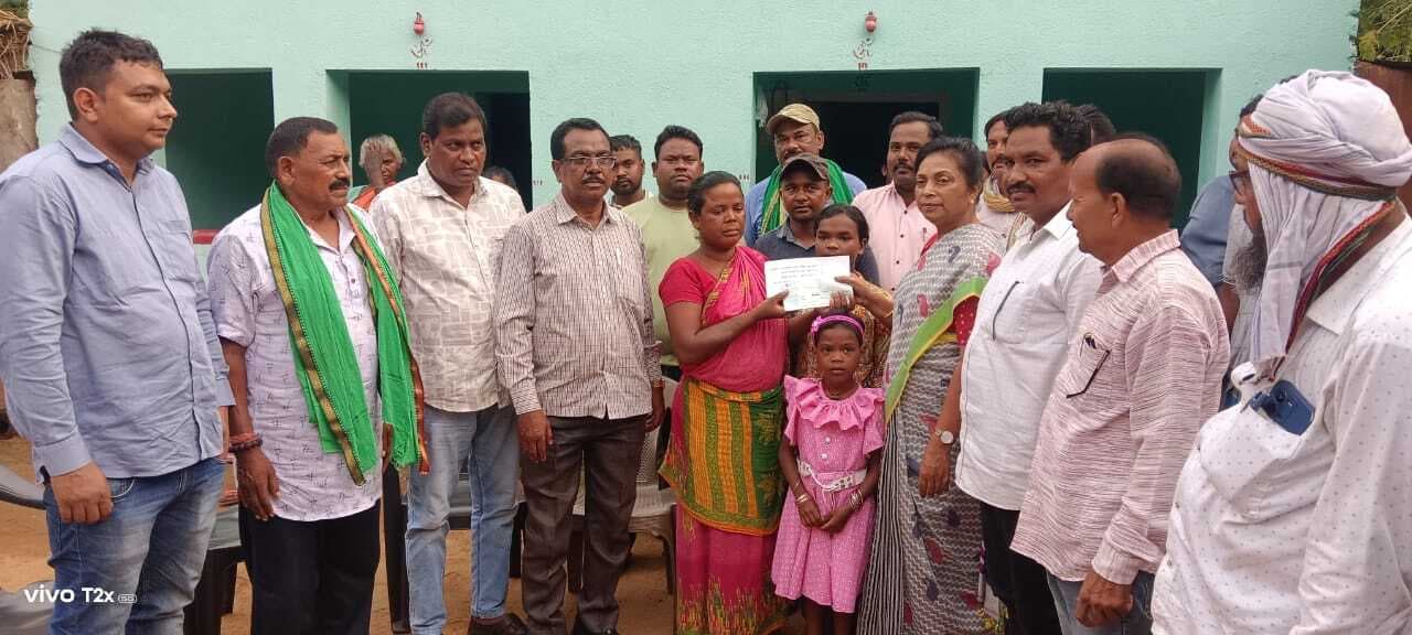 विधायक ने दो मजदूरों के परिजनों को दिया आर्थिक सहयोग