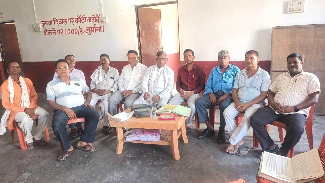 छठ की तैयारी में जुटे सूर्य व शिव मंदिर ट्रस्ट के सदस्य