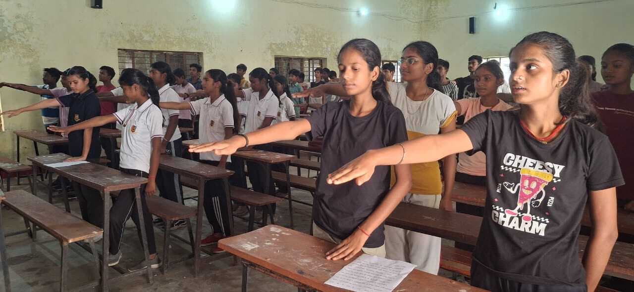 छात्र-छात्राओं ने नशे से दूर रहने का लिया संकल्प