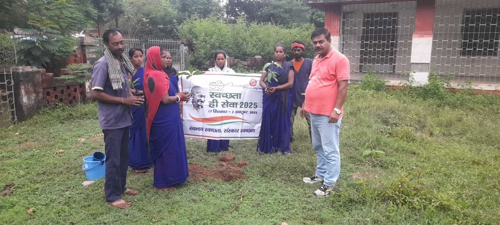 रेलवे के अधिकारियों ने किया पौधरोपण