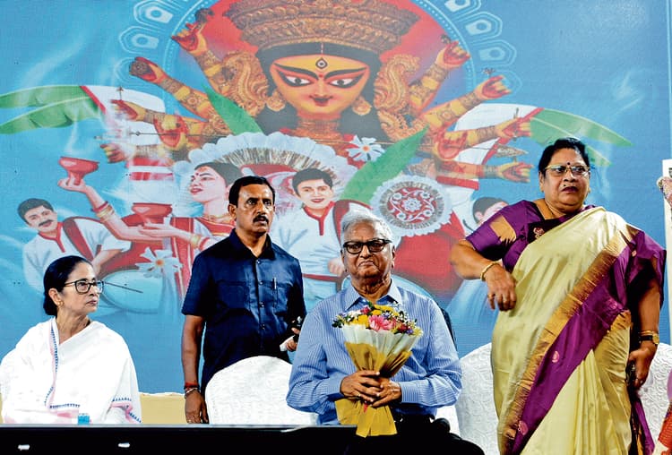 रुपये राज्य ने गंवाये, प्रचार कोई और कर रहा, अजब देश है : ममता बनर्जी