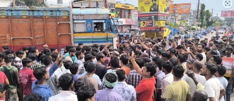 Giridih News :बचाव कार्य शुरू होने में विलंब होते देख भड़के लोग, बड़ा चौक पर चारों ओर से जाम की सड़क