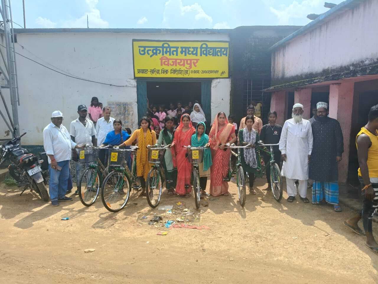 Giridih News :छात्राओं के बीच साइकिल वितरण