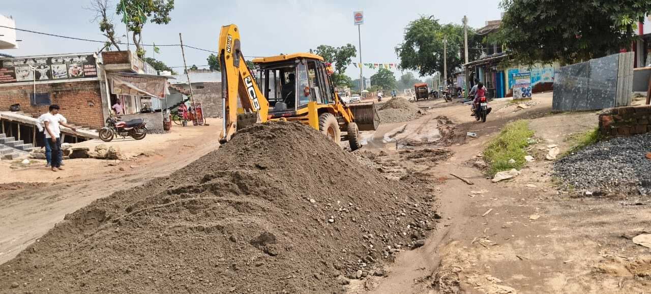 Giridih News :जर्जर सड़क को भरने का कार्य शुरू, ग्रामीणों में राहत