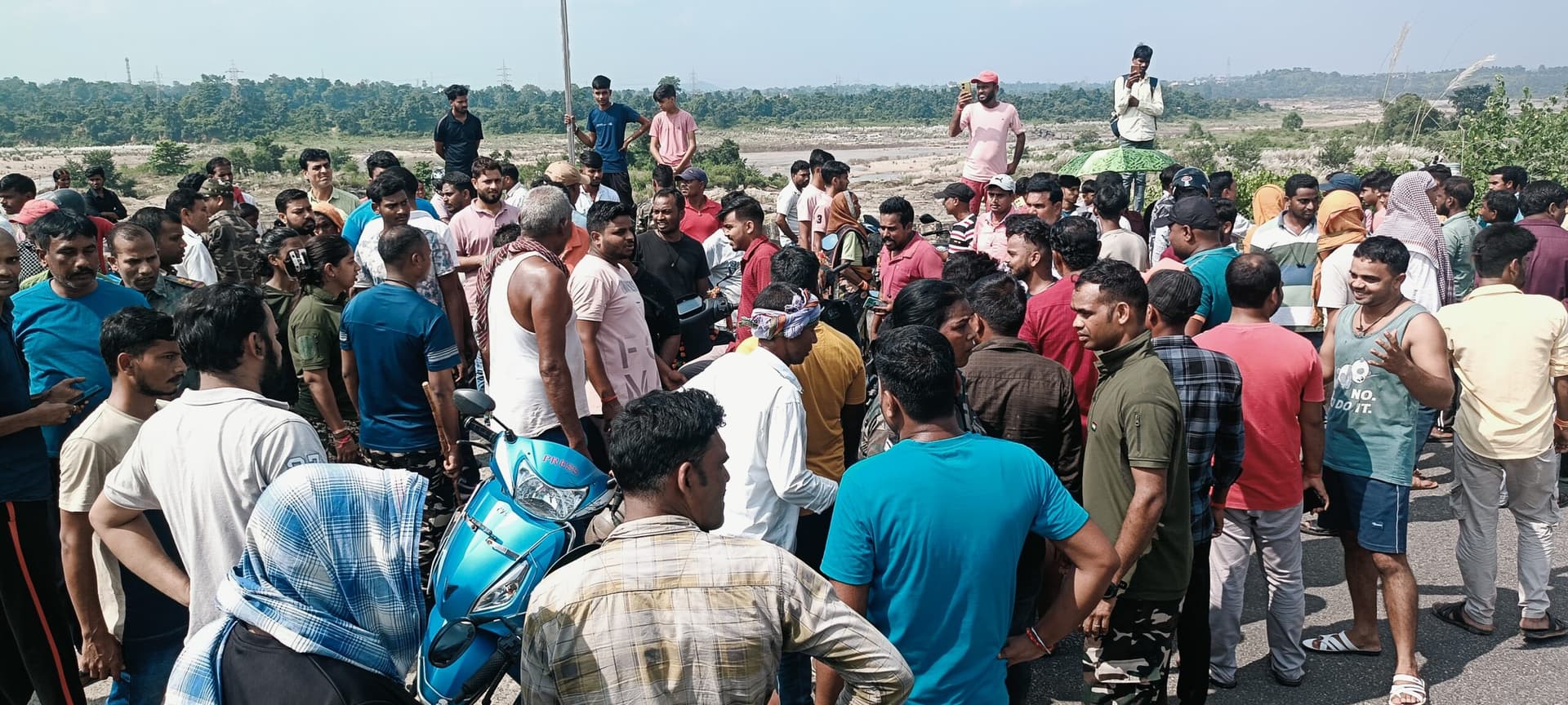 Bokaro News : बिजली समस्या से त्रस्त ग्रामीणों ने किया रोड जाम