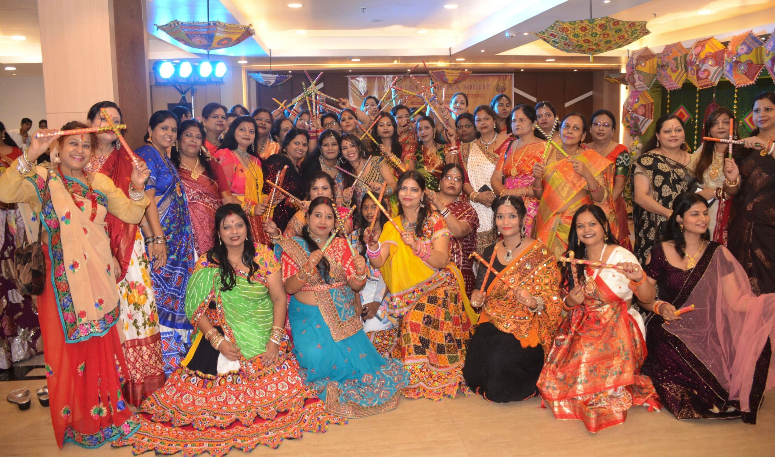 Dhanbad News: डांडिया का आयोजन, नगाड़े व ढोल के साथ गीतों पर थिरके लोग