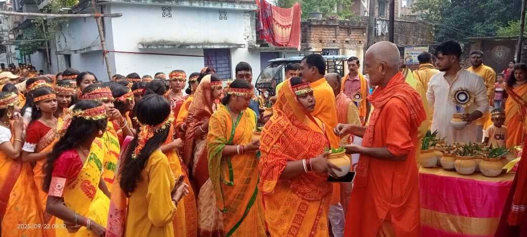 कलश यात्रा के साथ ही मां शैलपुत्री की हुई पूजा, मां ब्रह्मचारिणी की आज