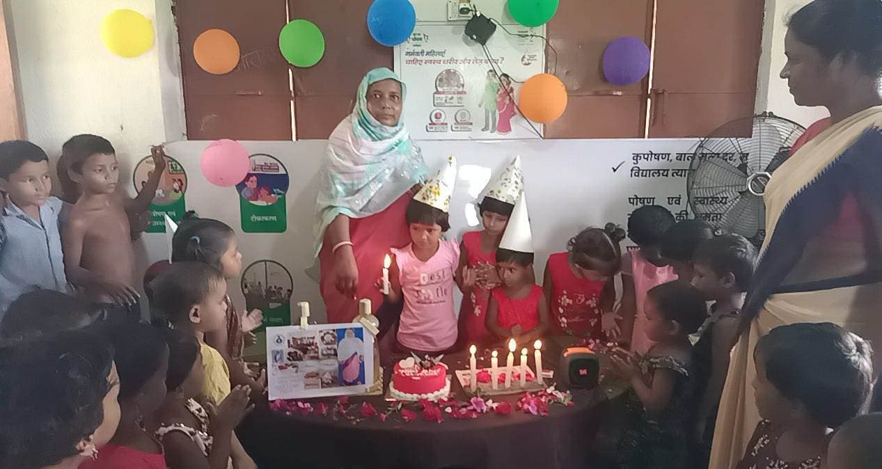 आंगनबाड़ी केंद्रों में बच्चों का मनाया गया जन्मदिन