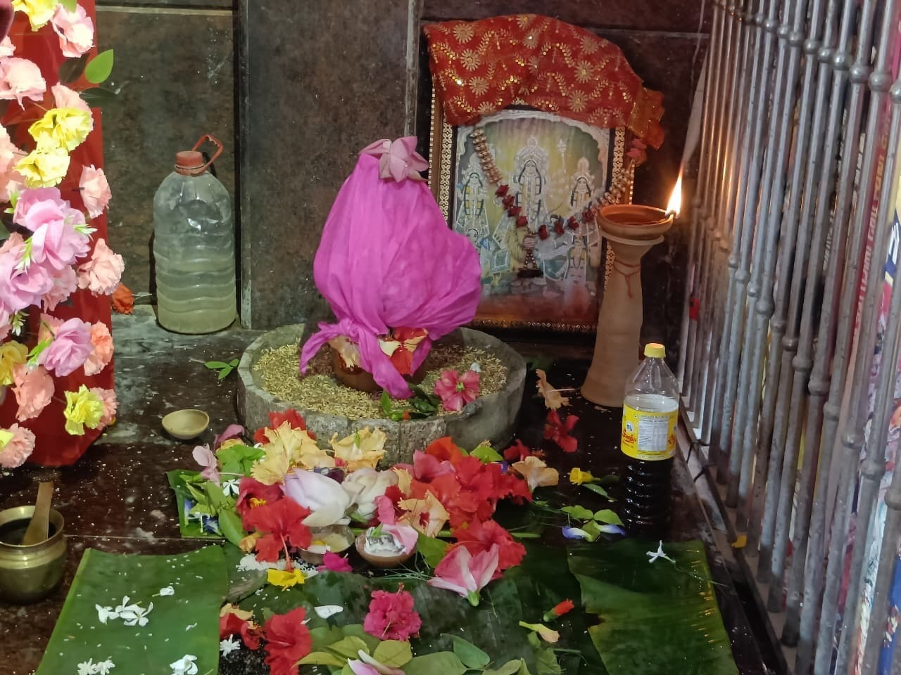 कलश स्थापना के साथ शारदीय नवरात्र शुरू, पहले दिन मां शैलपुत्री की हुई पूजा-अर्चना