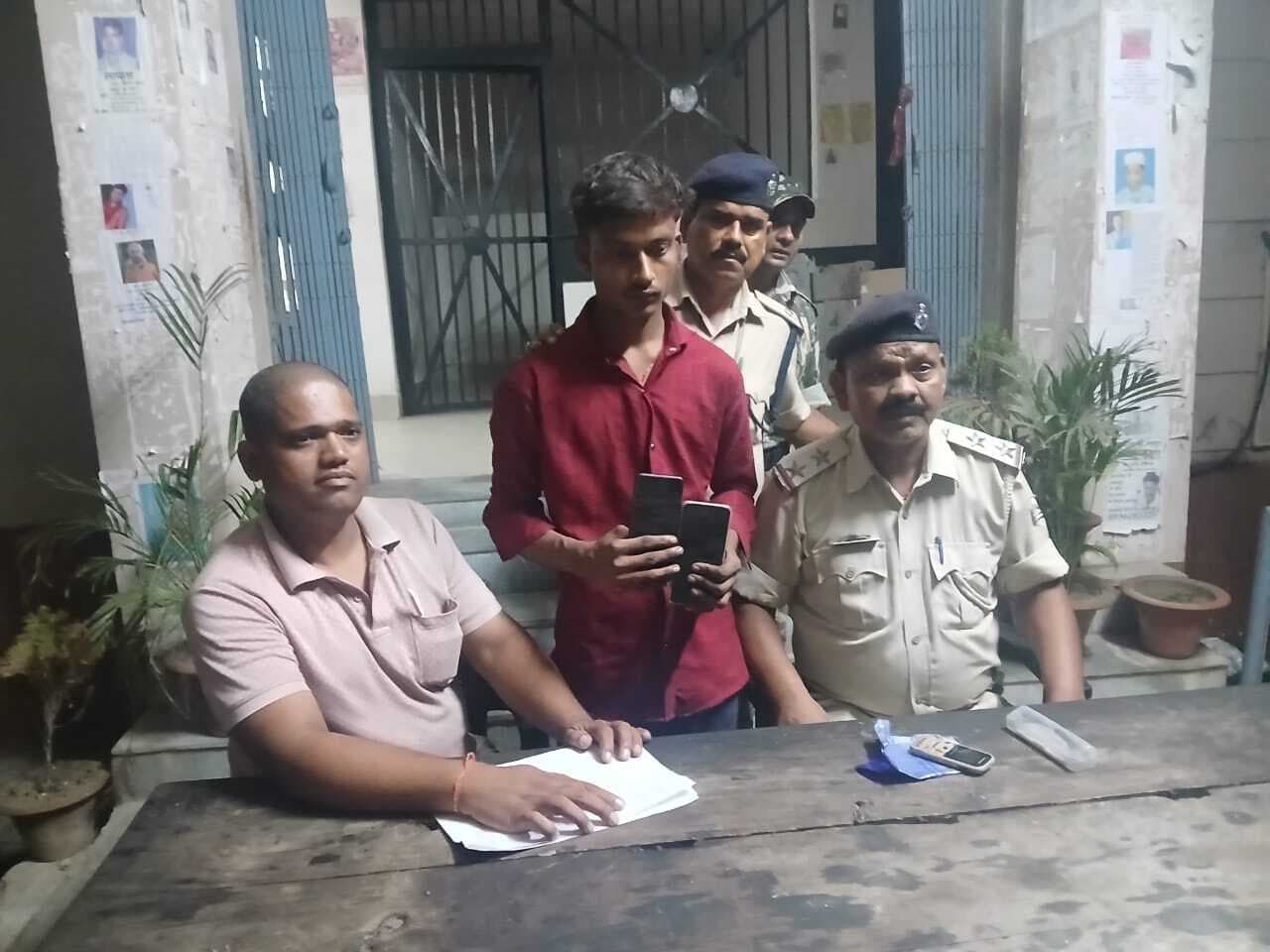 Samastipur News:जननायक एक्सप्रेस से चोरी की मोबाइल के साथ युवक धराया