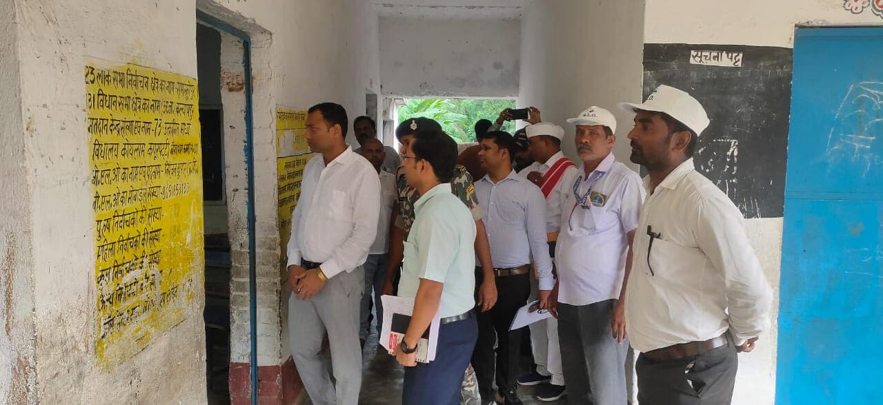 Samastipur News:कमिश्नर ने किया बूथों का भौतिक सत्यापन