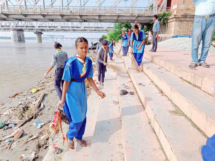 hajipur news. स्काउट एंड गाइड ने पुल घाट की सफाई कर दिया स्वच्छता का संदेश