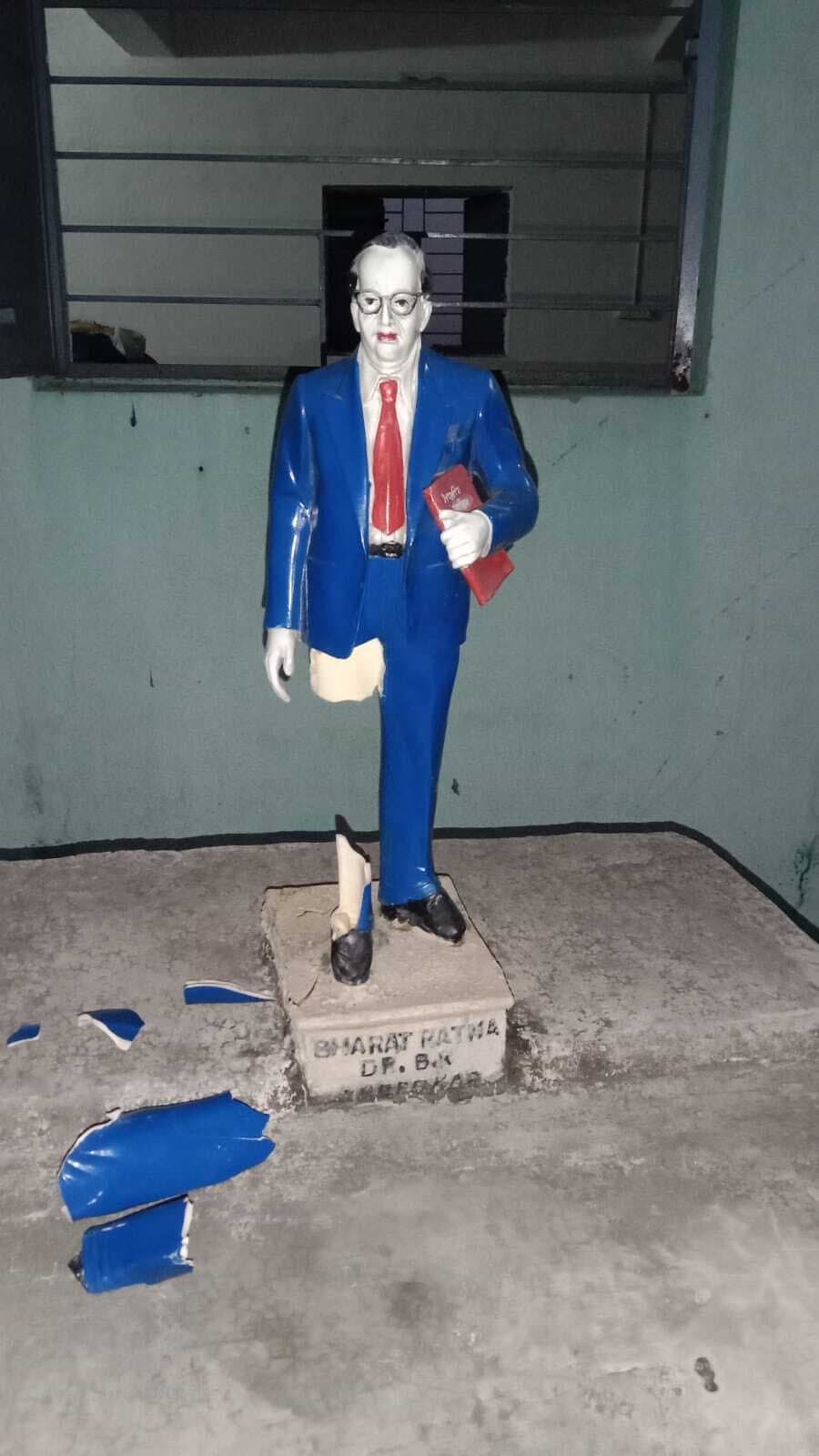 Dhanbad News : लटानी में आंबेडकर की प्रतिमा को किया खंडित, विरोध में प्रदर्शन