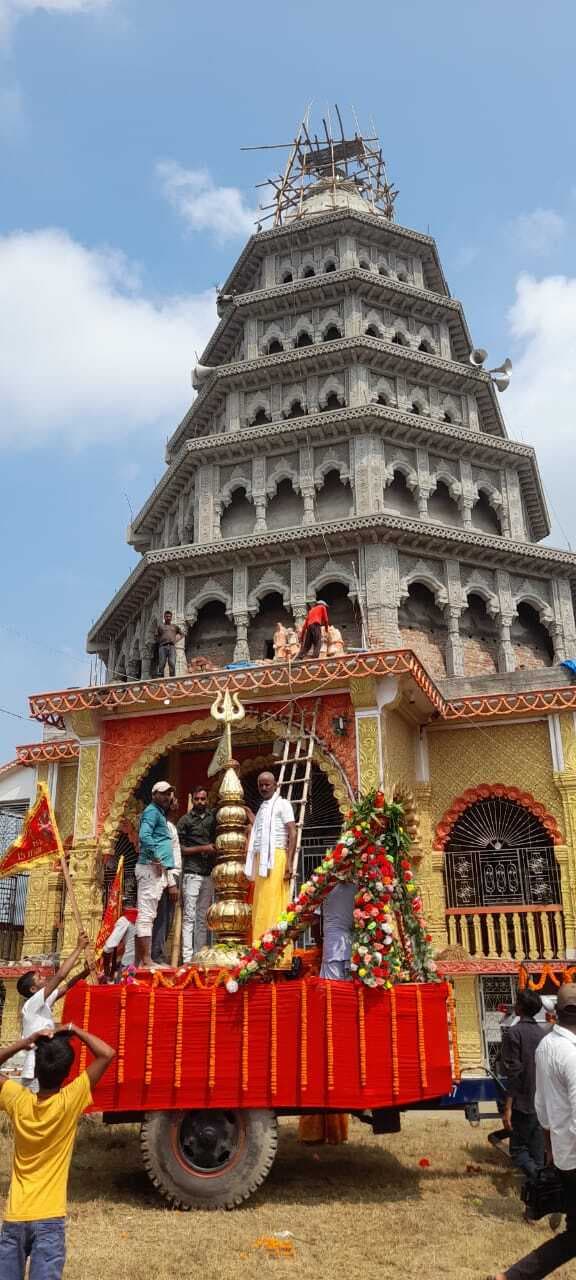 तीनटोलिया बड़ी दुर्गा मंदिर में गुंबद व त्रिशूल की भव्य स्थापना, शोभायात्रा में उमड़ा जनसैलाब