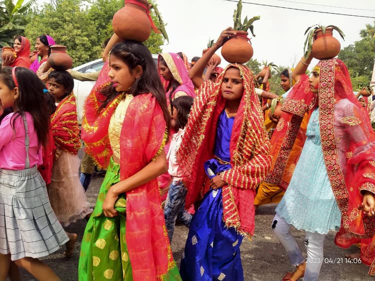Samastipur News:शारदीय नवरात्र पर निकाली गयी कलश शोभा यात्रा