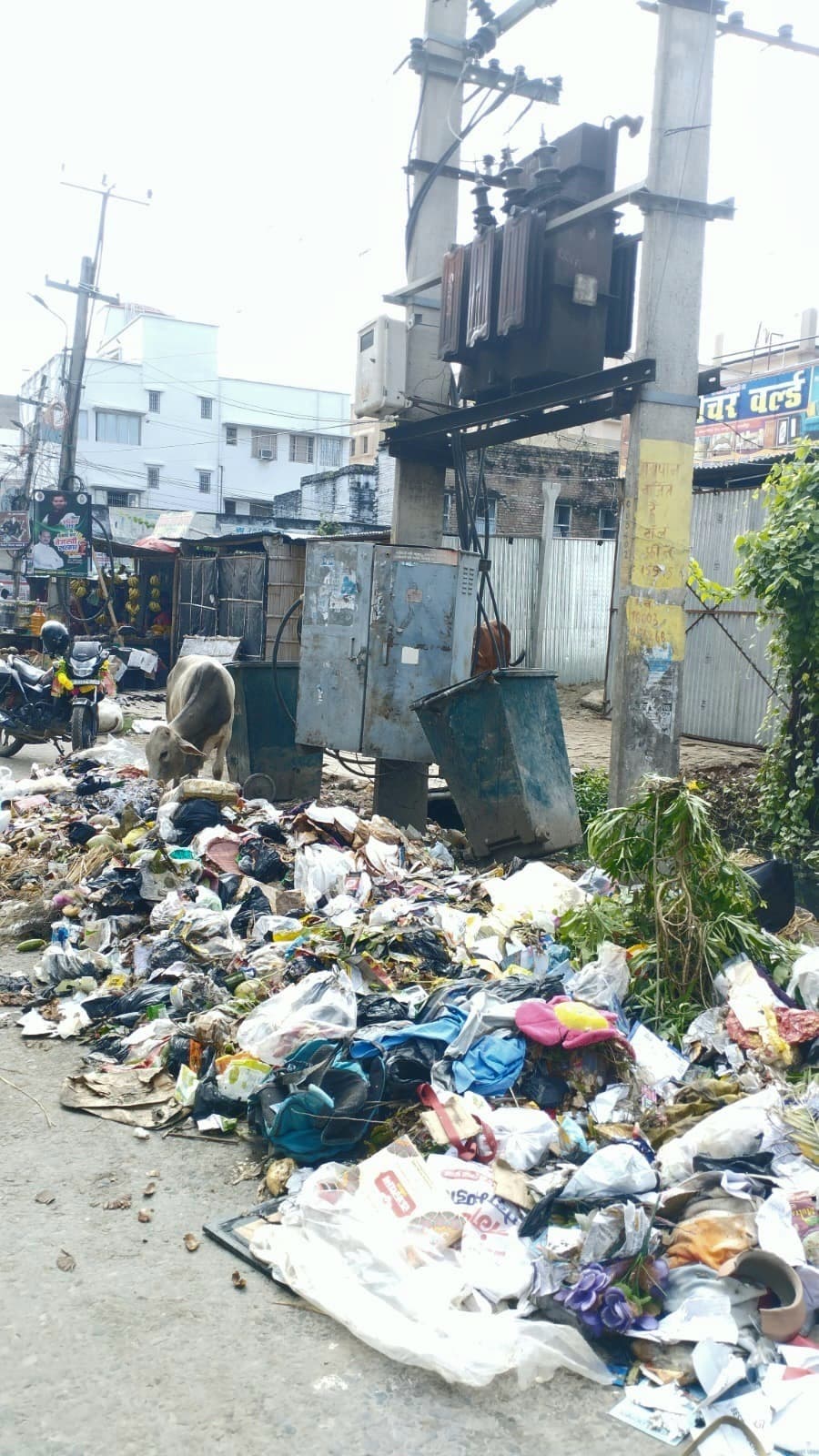 Samastipur News:ट्रांसफार्मर के पास कचरे से कट रहा अर्थिंग