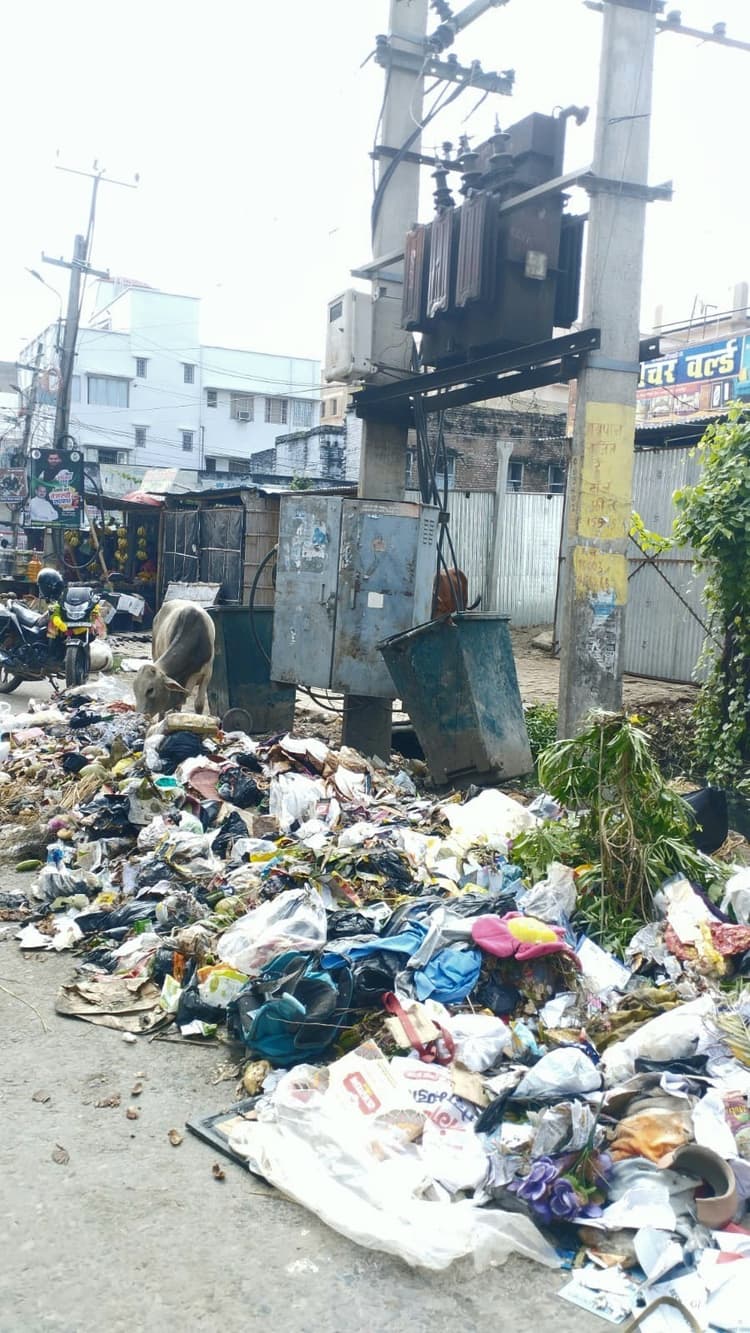 Samastipur News:ट्रांसफार्मर के पास कचरे से कट रहा अर्थिंग