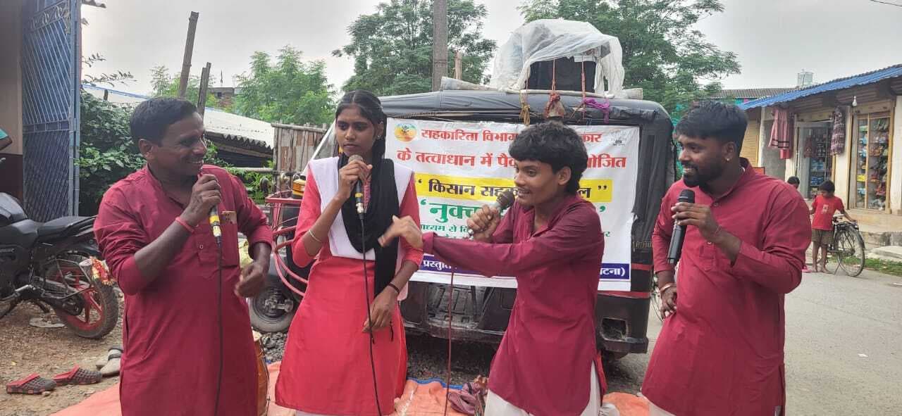 नुक्कड़ नाटक के जरिए, किसानों को कृषि से संबंधित दी जानकारी