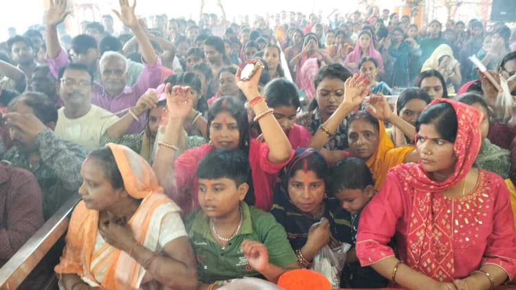 शारदीय नवरात्रि: पहले दिन मां शैलपुत्री की पूजा करने मंदिरों में उमड़ा सैलाब