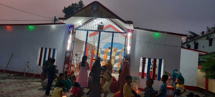 दुगर्बा मंदिरों में मां शैलपुत्री की पूजा अर्चना के लिए उमड़ी भीड़