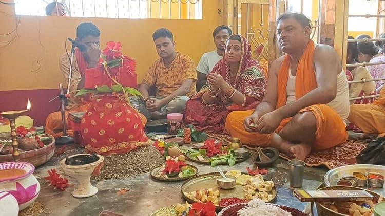 मां शैलपुत्री की श्रद्धालुओं ने की पूजा