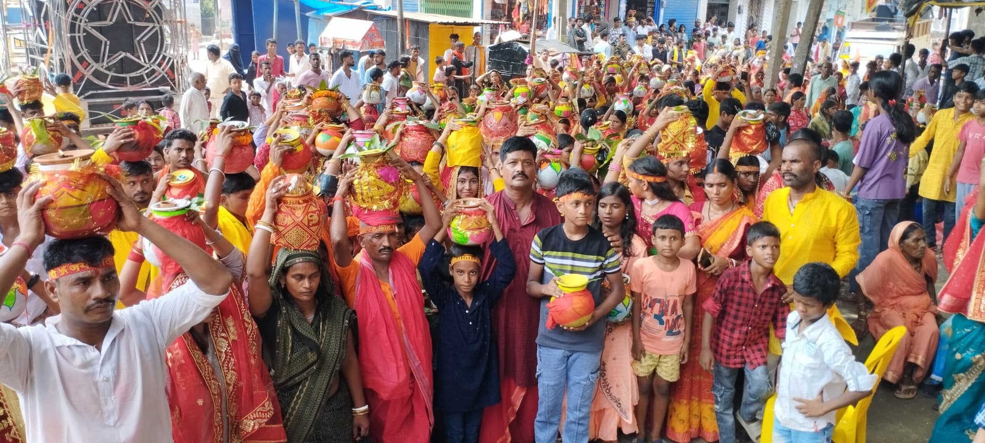कलश शोभायात्रा और पूजा स्थलों में उमड़ी श्रद्धालुओं की भीड़