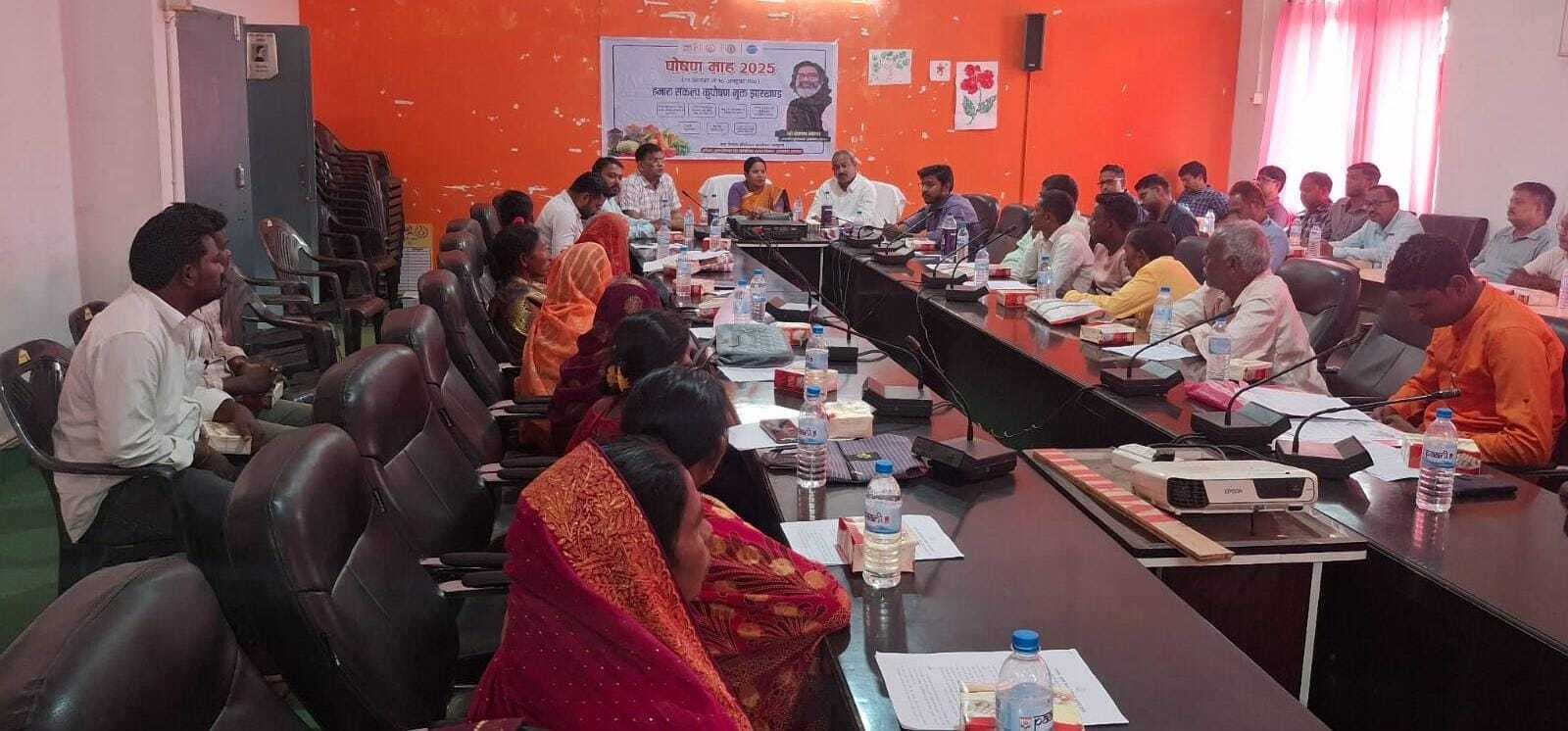 बैठक से अनुपस्थित बिजली विभाग के जेइ व एइ को शो-कॉज