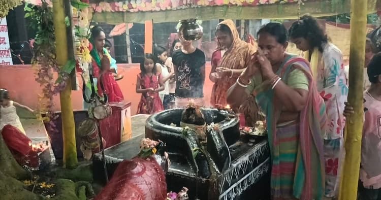 हसनगंज दुर्गा मंदिर में शारदीय नवरात्र को लेकर उमड़ी श्रद्धालुओं की भीड़