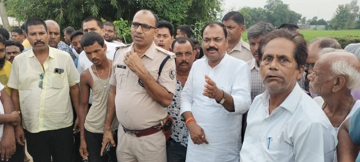 जुगाड़ गाड़ी पलटने से चालक की मौत, परिजनों को विधायक ने दी सांत्वना