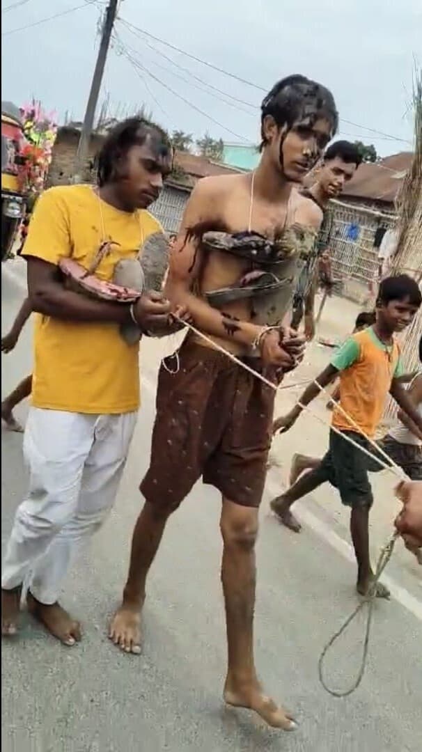 दो महीने से किशोरी को तंग कर रहे दो युवकों का सिर मुड़ा, चेहरे पर कालिख पोत गांव में घुमाया