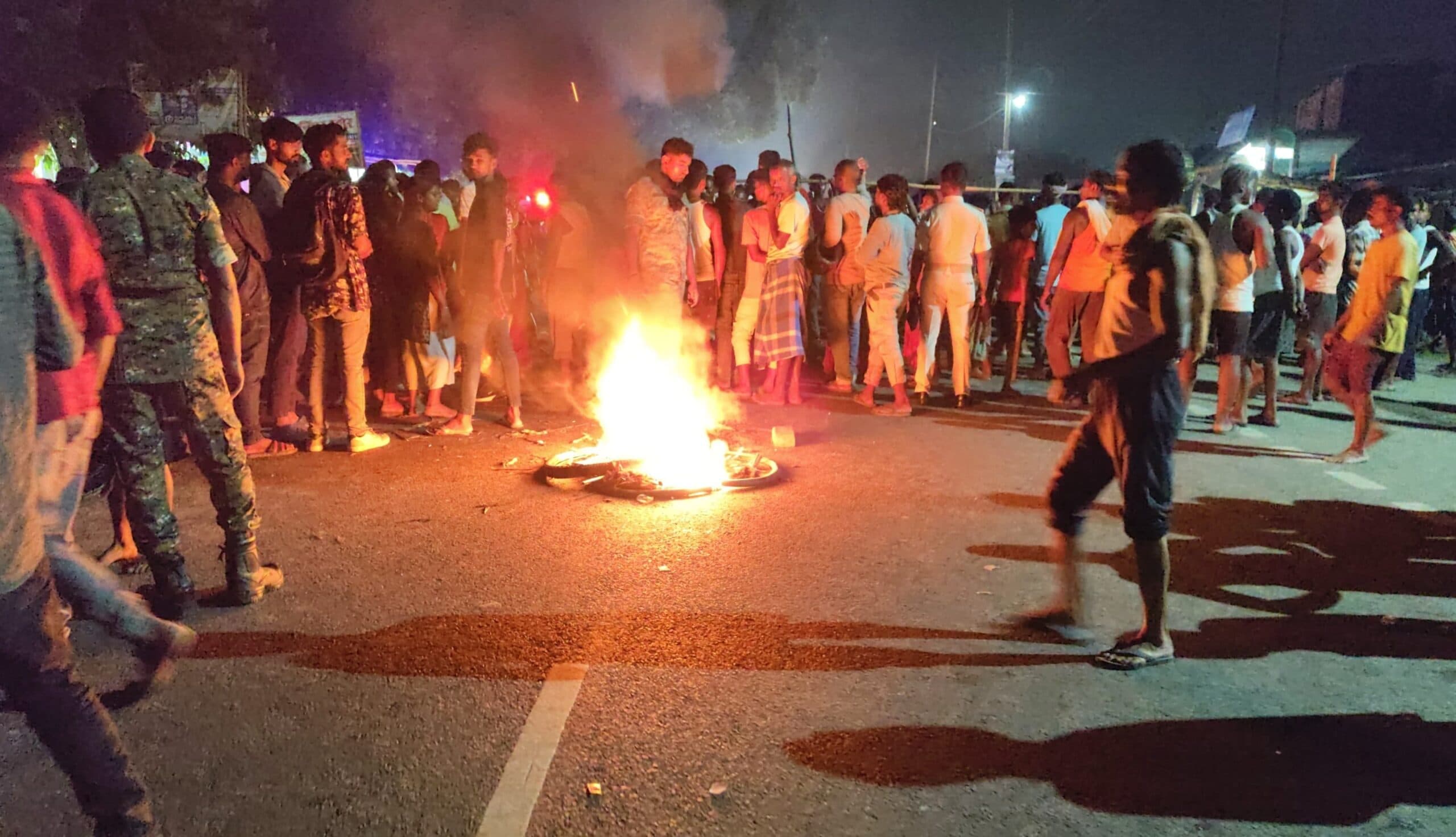 स्कॉर्पियो की टक्कर से 50 फीट दूर गिरे पिता-पुत्र, हालत नाजुक, विरोध में घंटों एनएच जाम