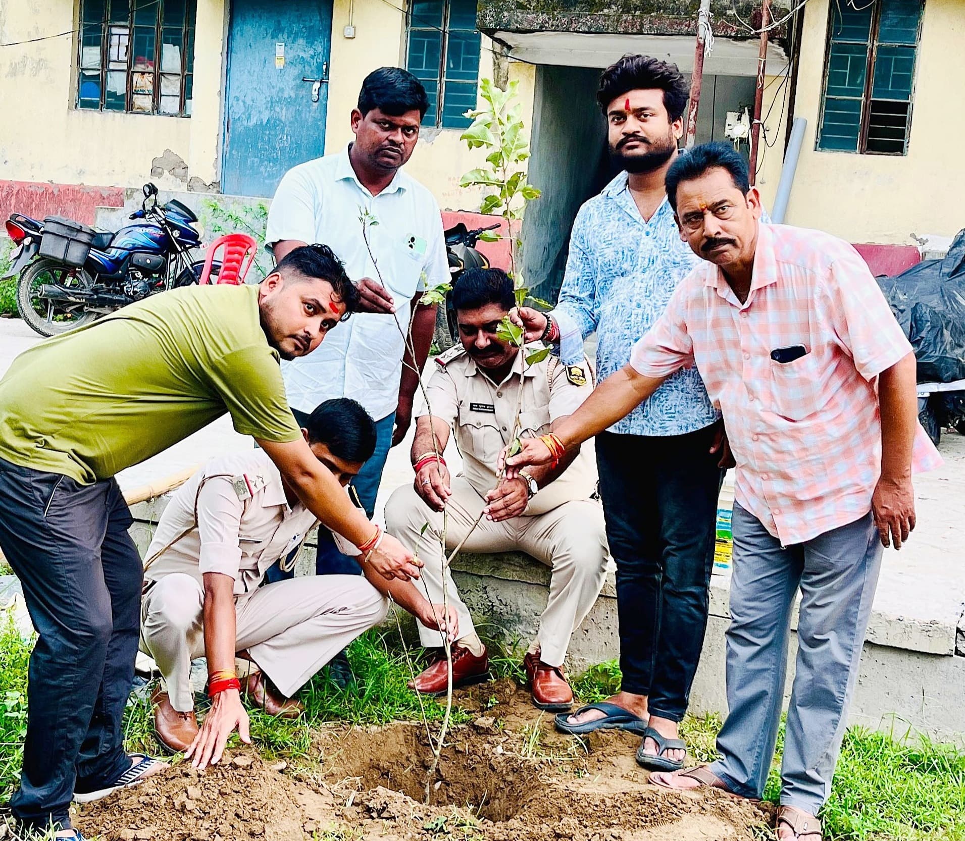 सेवा पखवारा के तहत थाना परिसर में भाजपाइयों ने लगाये पौधे