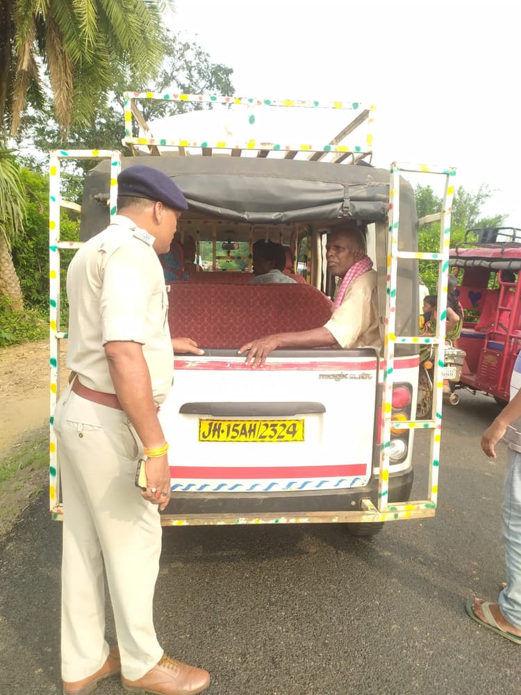 Deoghar news : सारठ पुलिस ने विशेष अभियान चलाकर वाहनों की जांच की