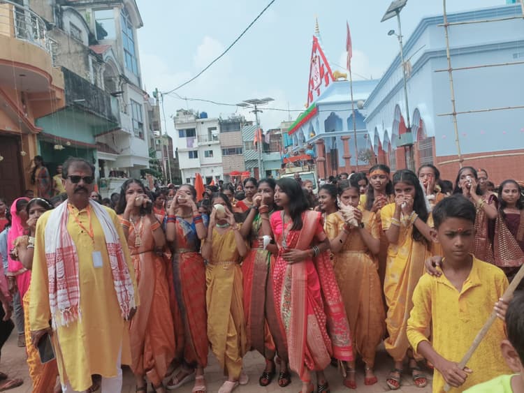 Giridih News :मिर्जागंज व निकाली गयी शोभा यात्रा