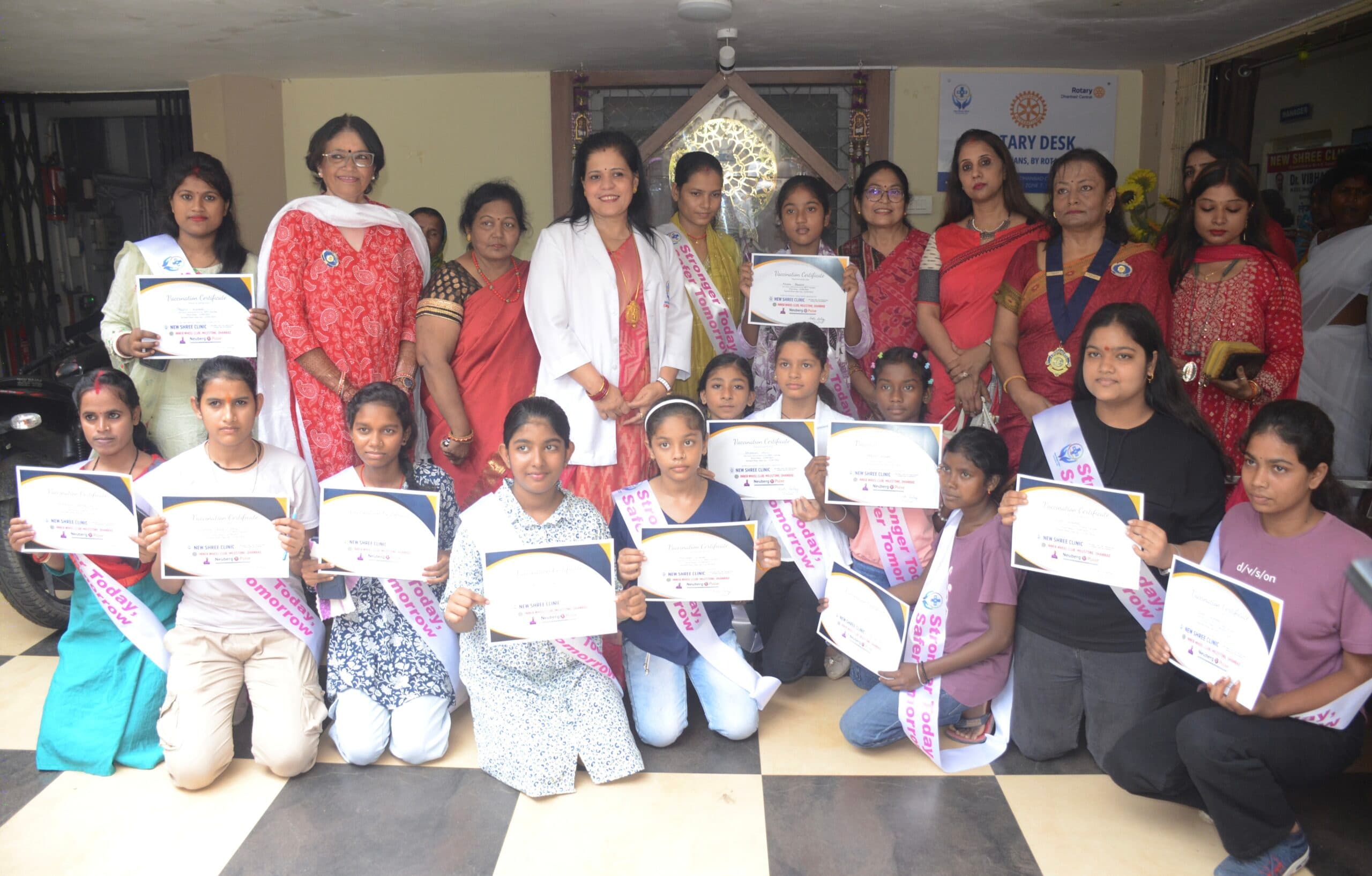 Dhanbad News: न्यू श्री क्लिनिक में 21 किशोरियों को लगा नि:शुल्क एचपीवी वैक्सीन