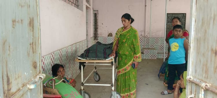 Chaibasa News : हाथी ने वृद्ध को दौड़ाकर गड्ढे में पटका, हुई मौत