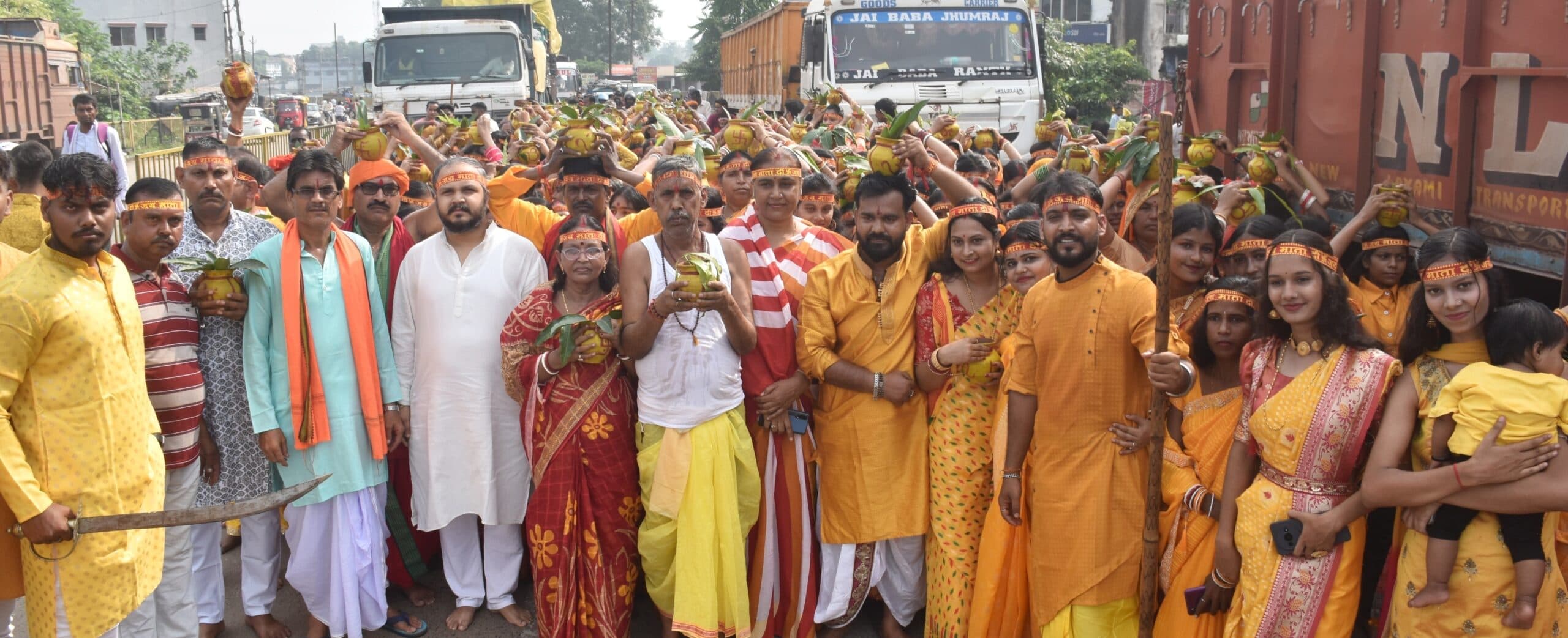 Bokaro News : सोलागीडीह चास : श्री श्री आदि दुर्गा मंदिर में प्राण प्रतिष्ठा को ले निकली कलश यात्रा