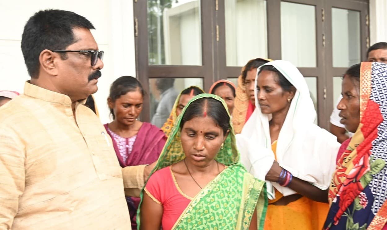 Bokaro News : विशाखापट्टनम में निजी कंपनी ने सिल्ली साड़म गांव के 13 लोगों को बनाया बंधक